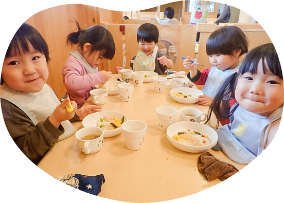 保育士と園児